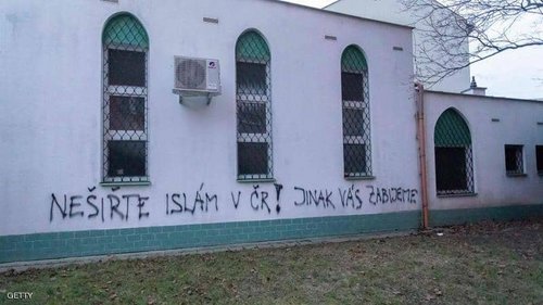 كتب مجهولون بالتشيكية على الجدار الخارجي للمسجد عبارات مسيئة / مصدر الصورة: GettyImages